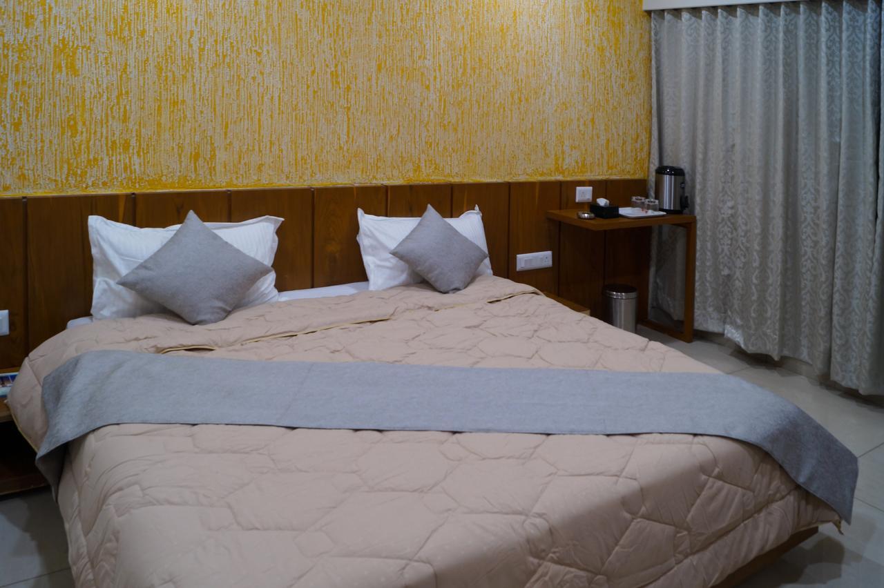 Hotel Midtown Вадодара Екстер'єр фото