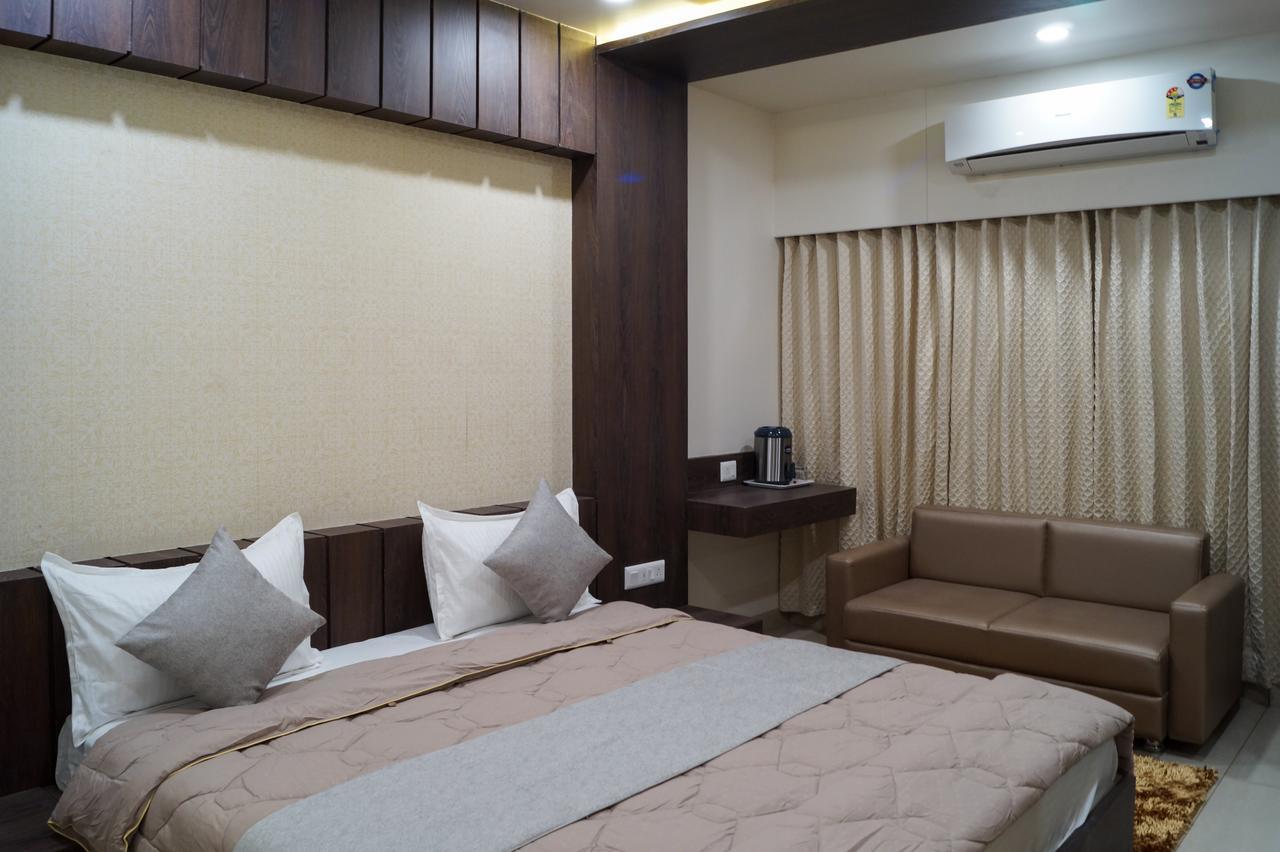 Hotel Midtown Вадодара Екстер'єр фото