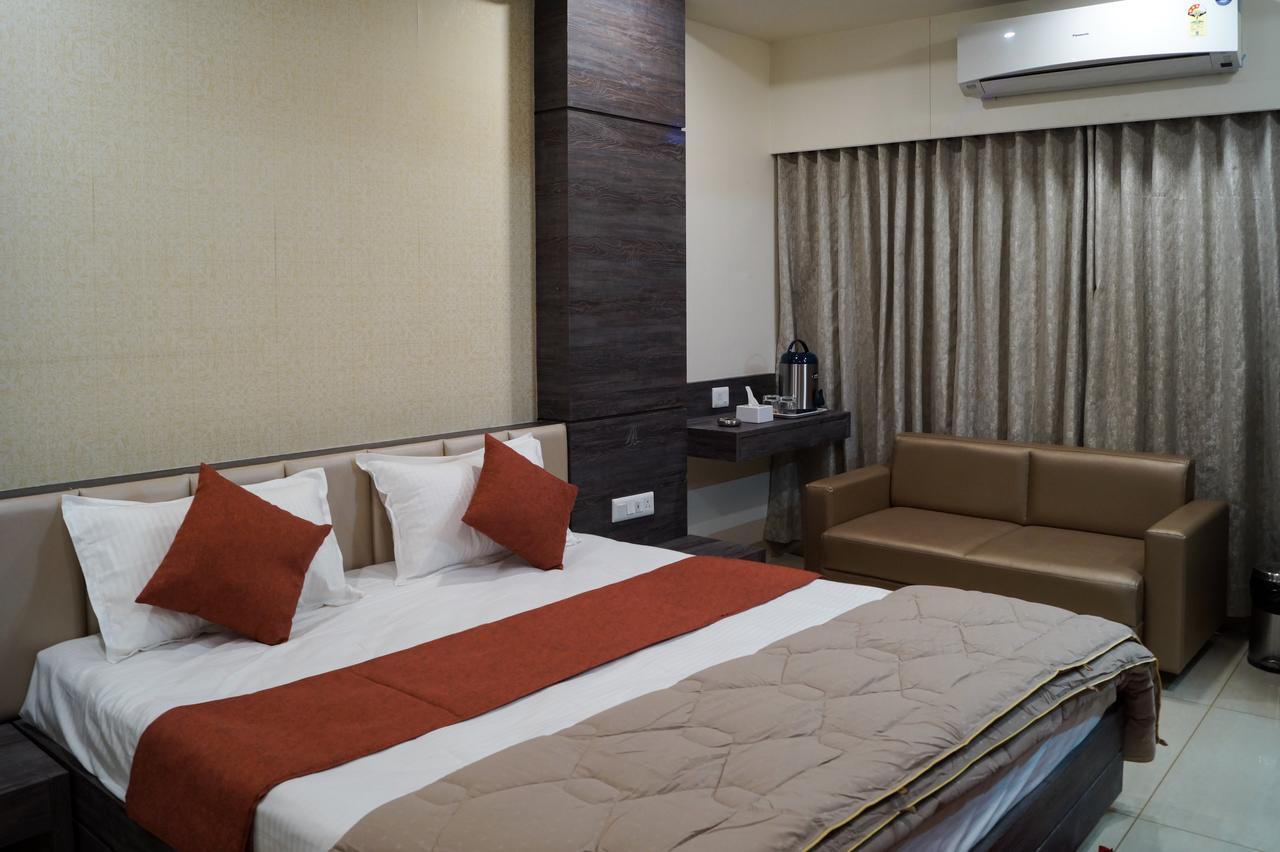 Hotel Midtown Вадодара Екстер'єр фото