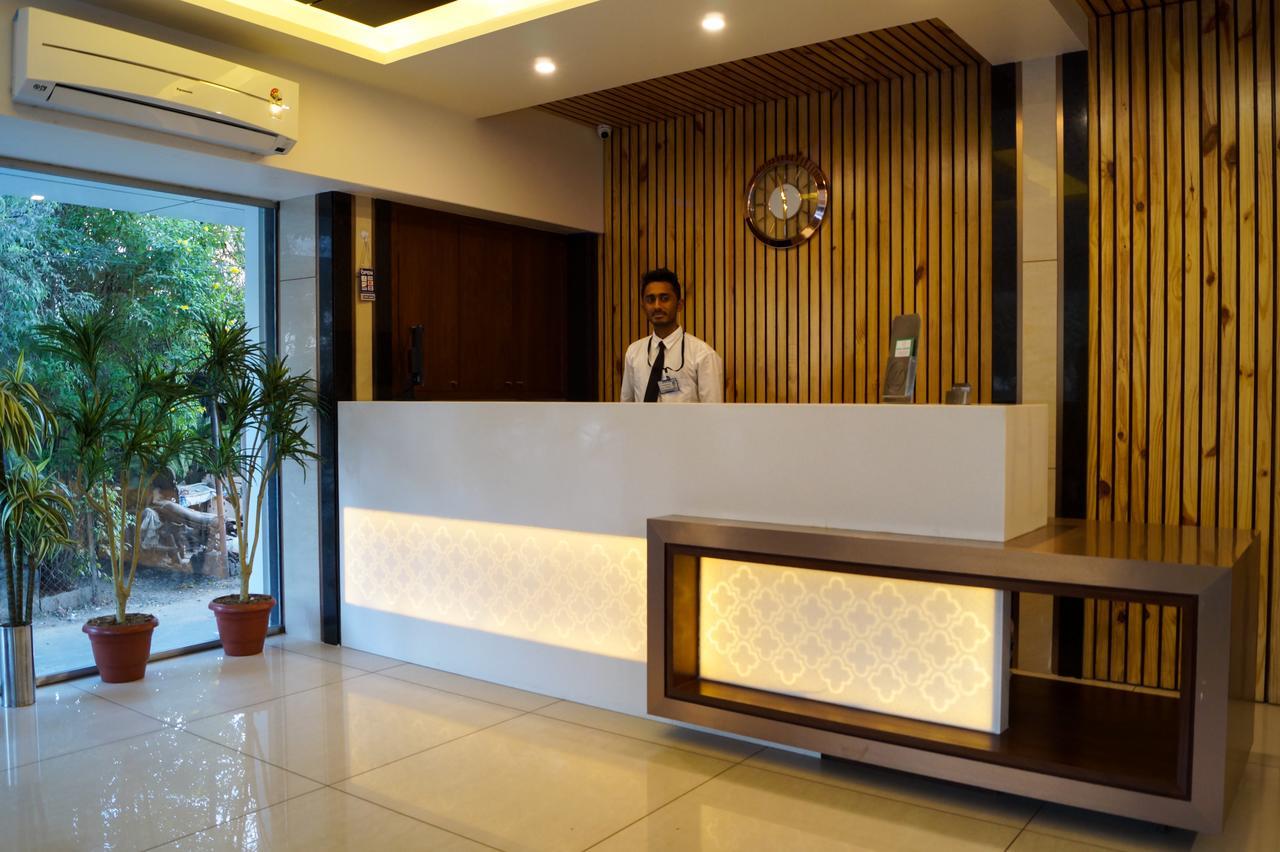 Hotel Midtown Вадодара Екстер'єр фото